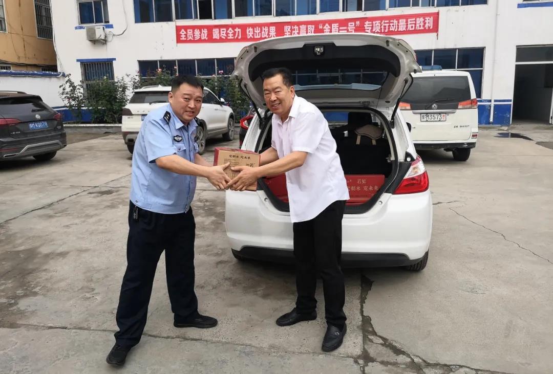 警民一家親，河南三味奇向轄區民警捐贈物資。