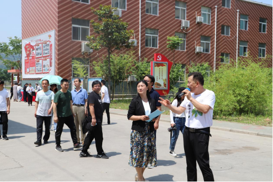 湖濱區人大副主任、區總工會(huì )主席王冠松一行蒞臨河南三味奇觀(guān)摩交流基層工會(huì )建設