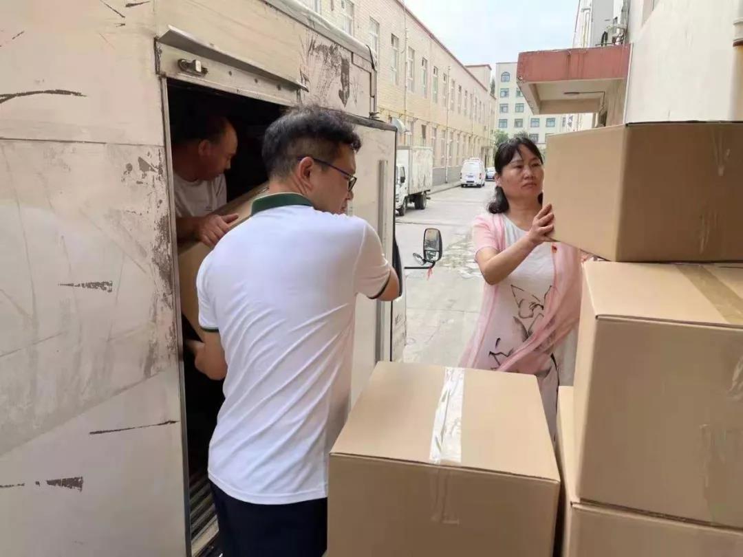情系災區，奉獻愛(ài)心--三味奇第四批捐助物資裝車(chē)出發(fā)！